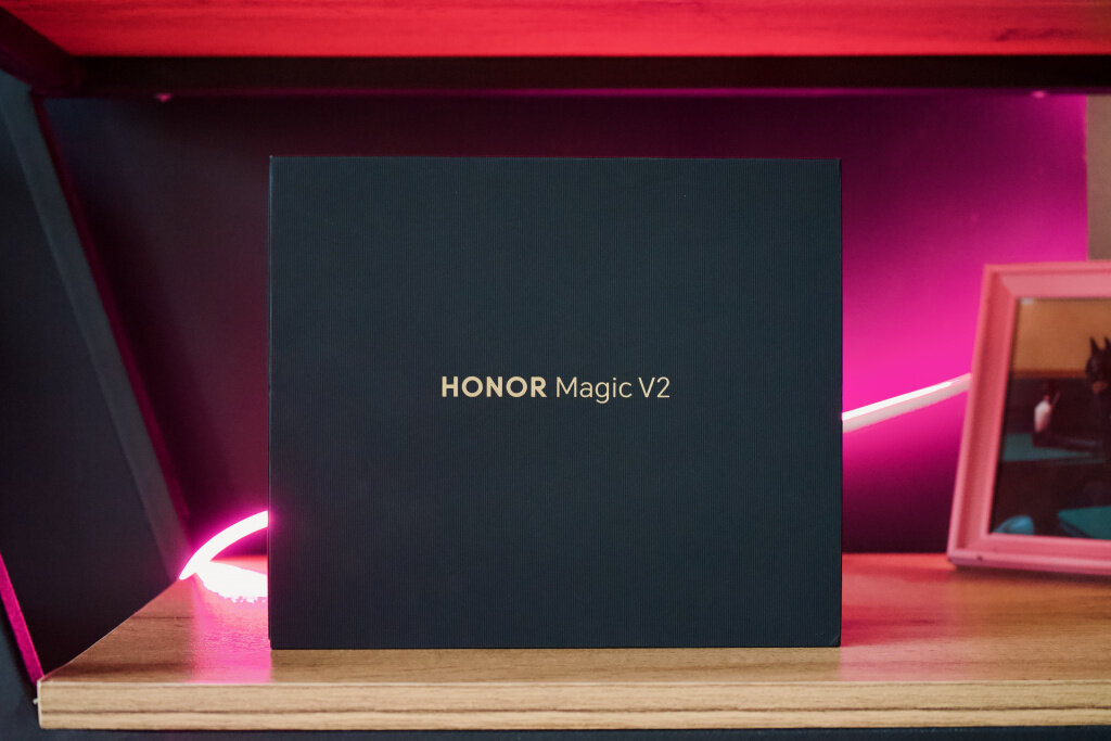    HONOR Magic V2