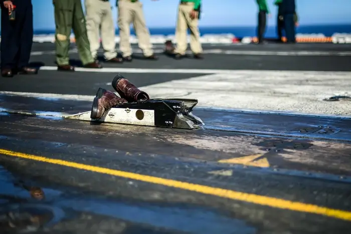  Ботинки Денниса Метца ждут запуска во время тренировочной стрельбы. Фото: ВМС США
