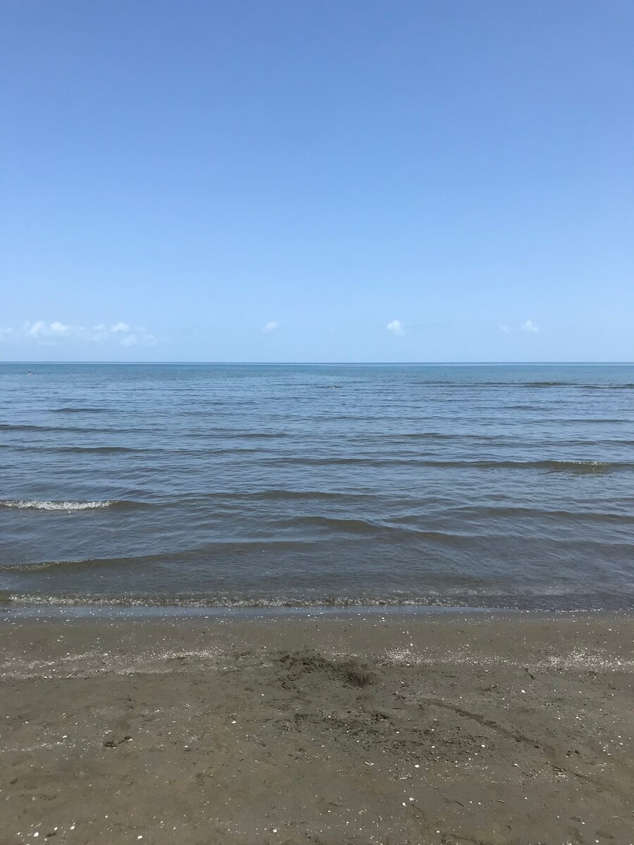 Пляж на Каспии, песок - черный