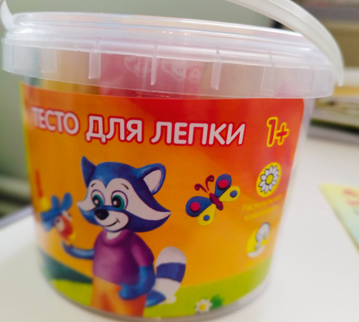 Тесто «Мульти-пульти» брала на Озоне. Многие советуют Play Doh,  но, боюсь, за последние годы появилось много подделок. Пусть лучше наш, но наверняка сертифицированный для столь юного возраста