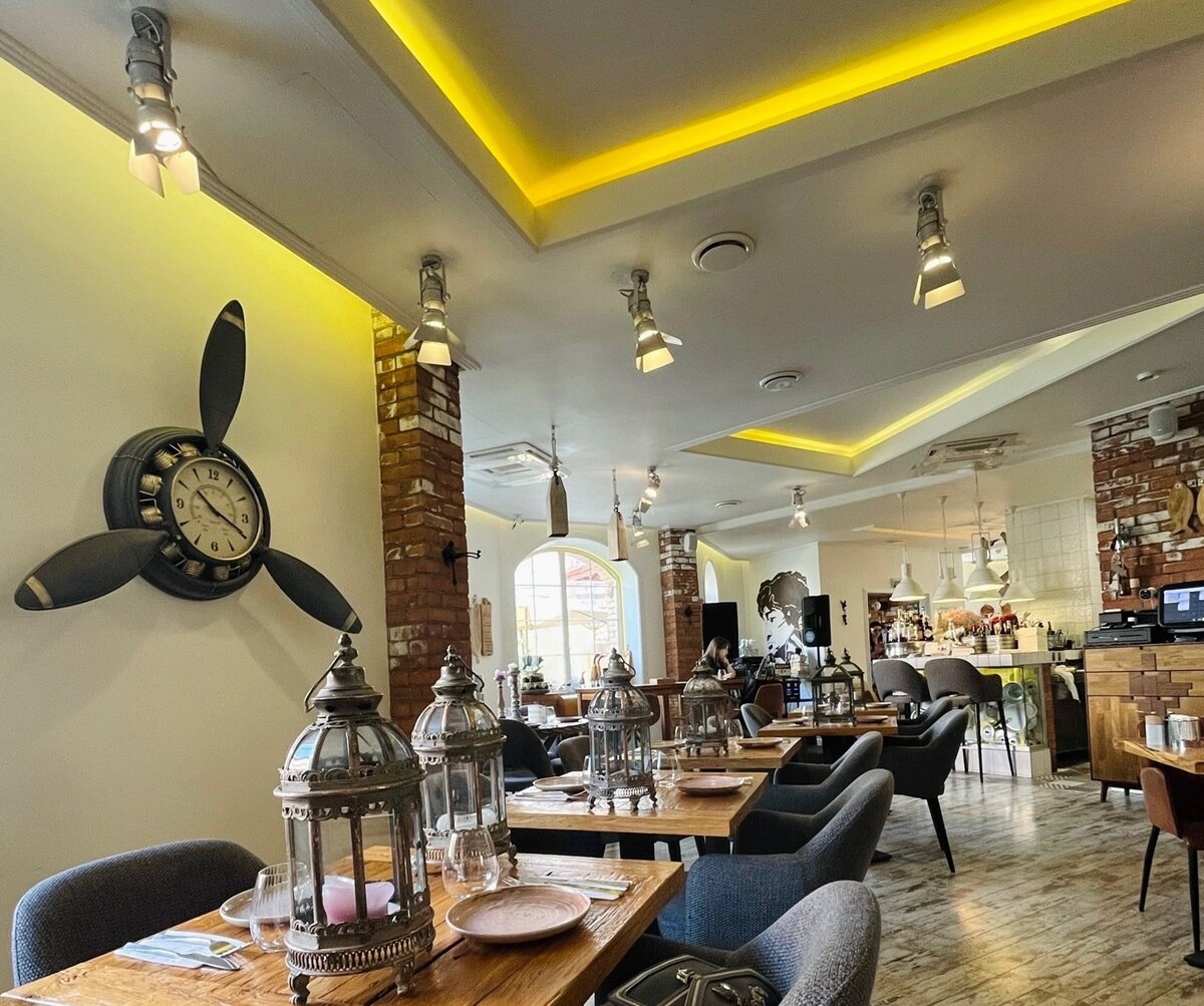 Современный интерьер с инсталляциями, которые любопытно изучить пока ждешь заказ.