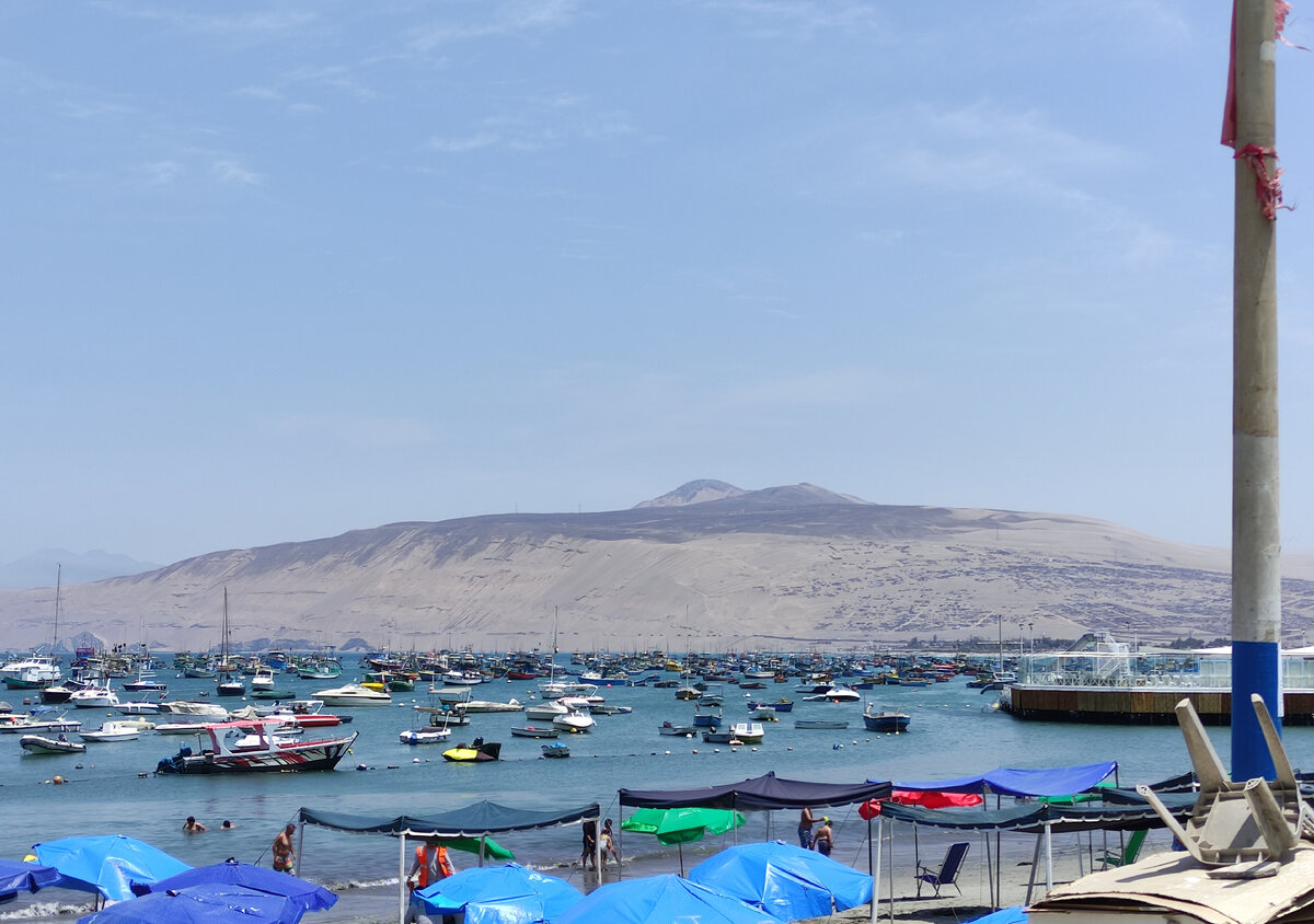 Побывал в бухте Анкон.Эта гора над бухтой очень похожа на вулкан Тейде на острове Тенерифе. Все фотографии сделаны мной.