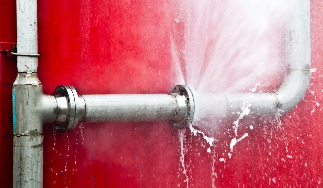 Прорвало стояк воды в квартире.