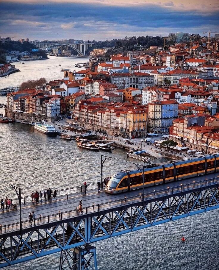 Территория — 92 225 км²                   Численность населения — 10 467 366  чел.    Столица — Лиссабон.                       Официальный язык — португальский.     Валюта — евро.