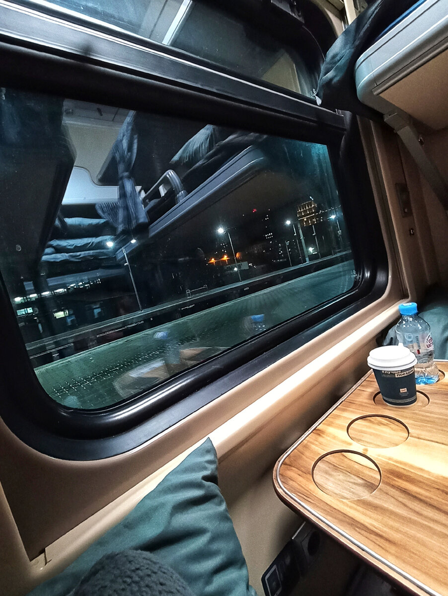 Очень повезло с поездом до Костромы (поезд Москва-Владивосток), в плацкарте всё новое, стильный столик, подсветка у каждого пассажира, есть шторка-занавеска (если уж сильно надоели попутчики).