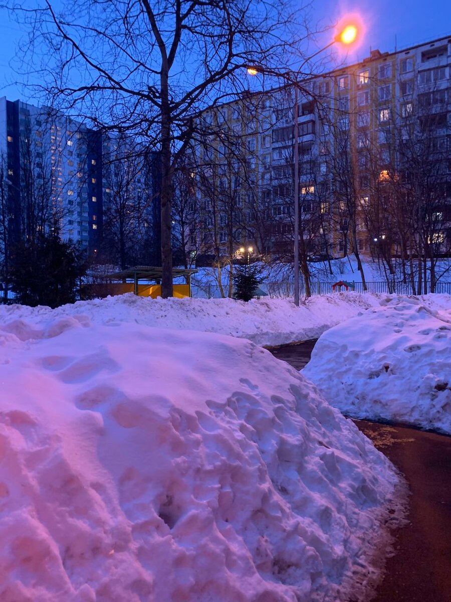 Розовый вечер. Время 18.23 - выходим из садика.