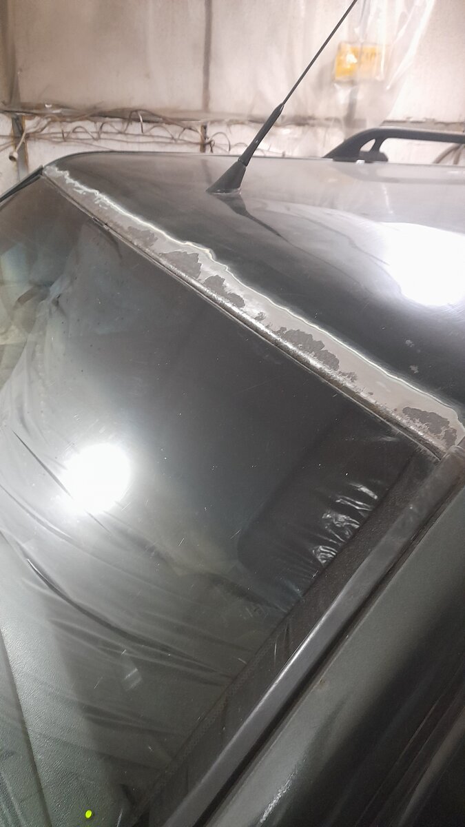 Вздулась краска на рамке лобового стекла, ( машине без малого 30 лет.)зачистил до чистого  металла кораллом. Затем грунты ( цинк,эпо,акрил). Далее выравниваем шпатлевкой мелкие раковины от ржавчины ( глубокие которые грунтом не выравнять). На этой фото ,начало процесса зачистки. Самое трудное это у стекла зачистить. Правильно если делать ,то надо стекло срезать , всё обрабатывать и красить.  А  потом  вклейть стекло. 