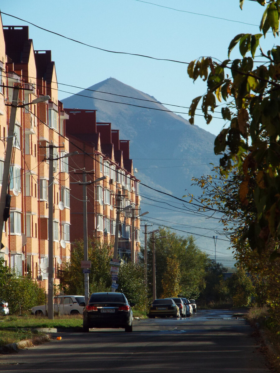 Чаще всего "горы из Ессентуков" выглядят так: вершинка где-то между домами. Вид на Бештау с улицы Олега Головченко (фото автора)
