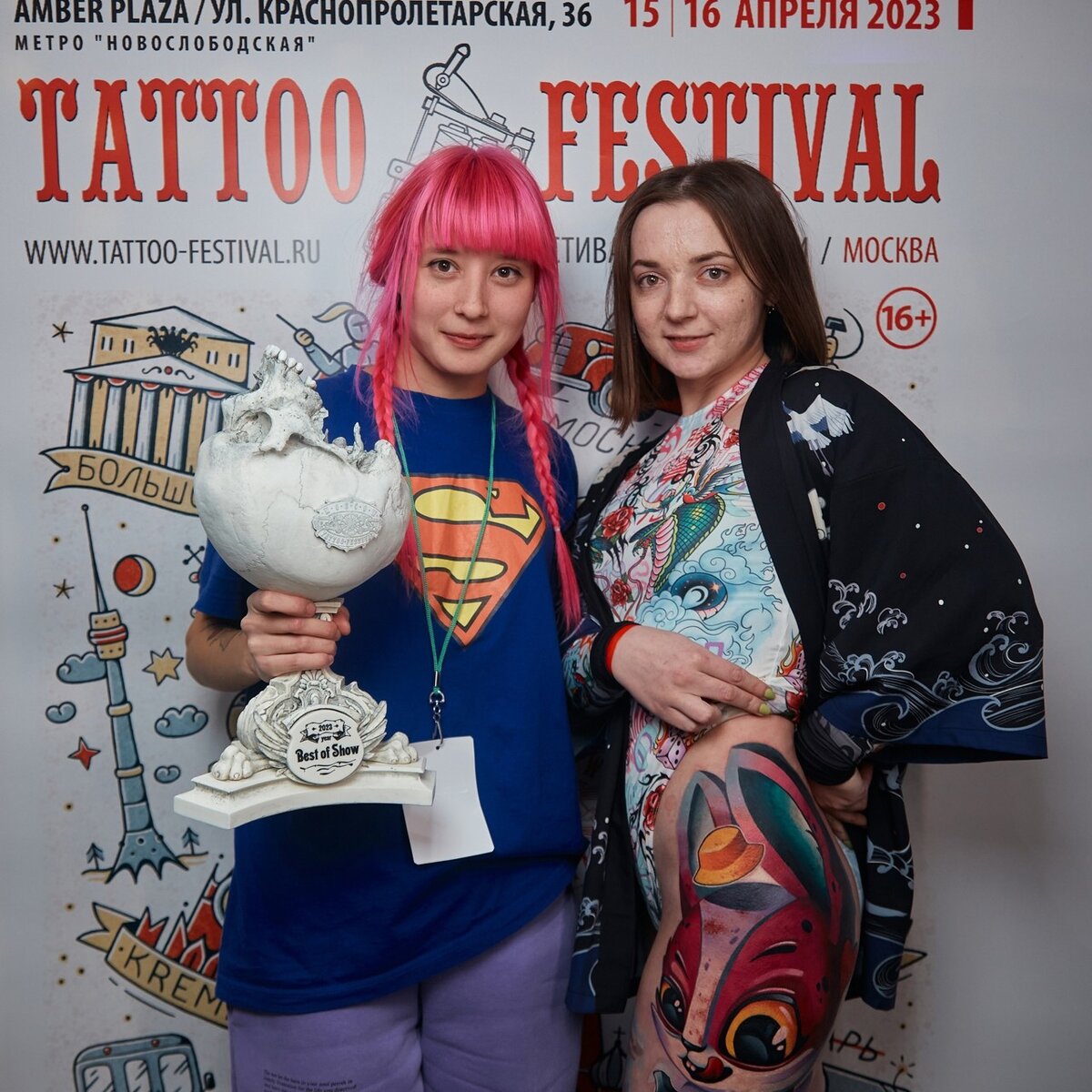 Номинация Best of Show на Фестивале Татуировки в Москве 2023: мастер Анастасия Соколова (Miki Mo), модель вместе с татуировкой и череп от Купи Череп  📷
