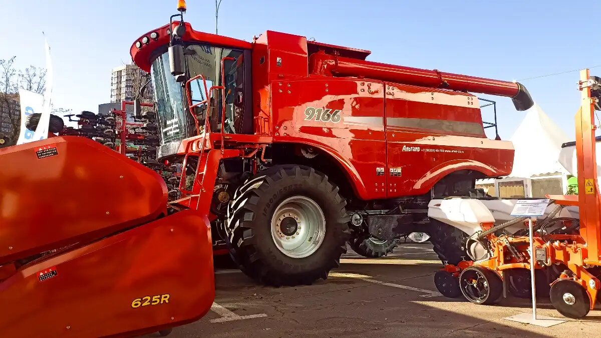 Фото: © Артем Борисов / Glavpahar.ru Роторный зерноуборочный комбайн Yafeng 9166