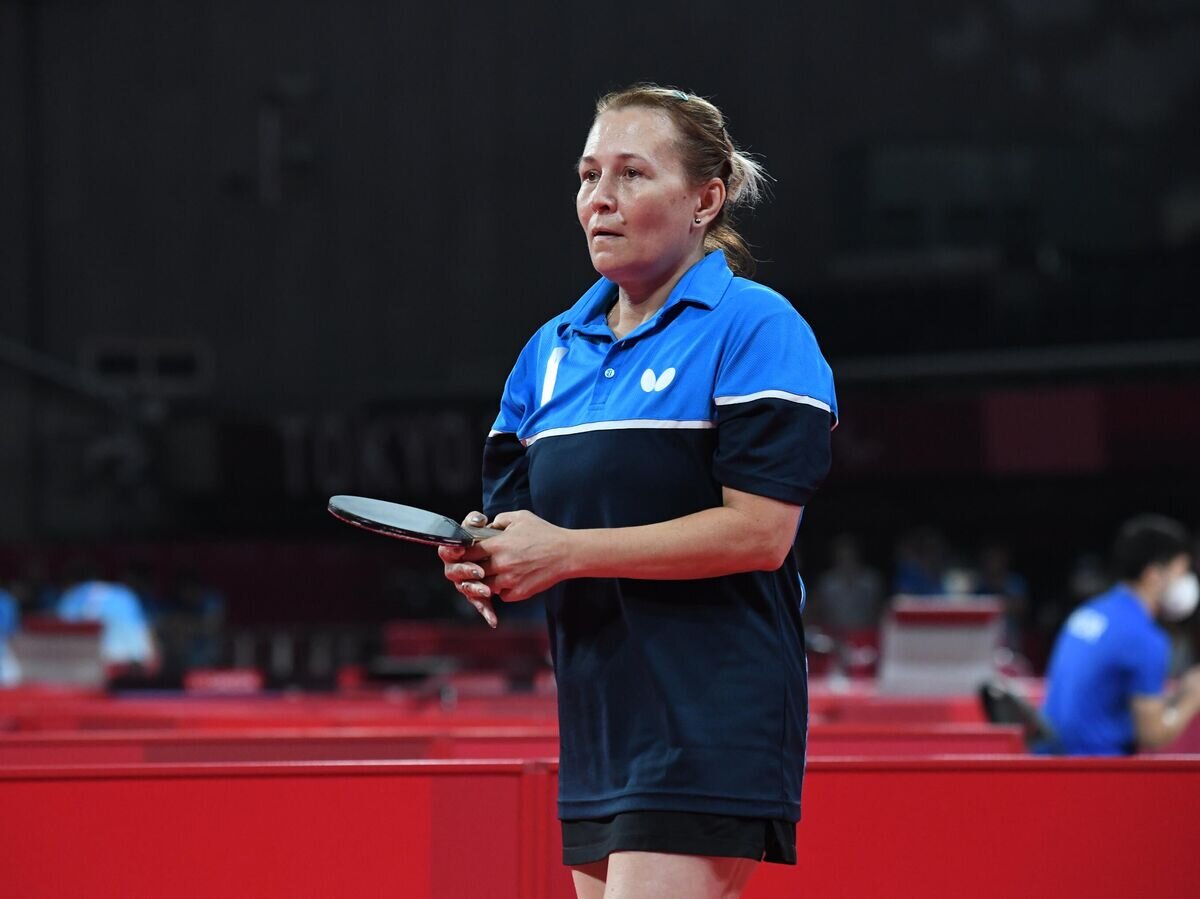    Российская спортсменка, член сборной России (команда ПКР) Елена Прокофьева в полуфинальном матче против Вон Тинтин (Гонконг) на соревнованиях по настольному теннису в женском одиночном разряде на XVI летних Паралимпийских играх в Токио.© РИА Новости / Павел Бедняков