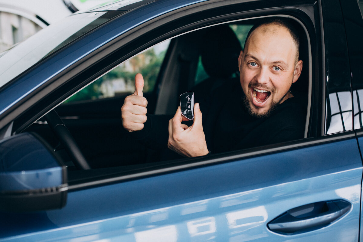 <a href="https://ru.freepik.com/free-photo/handsome-business-man-choosing-a-car-in-a-car-showroom_14492331.htm#fromView=search&page=19&position=4&uuid=eef61570-9fb3-4062-ad05-7dd3f3977b8c">Изображение от senivpetro на Freepik</a>
