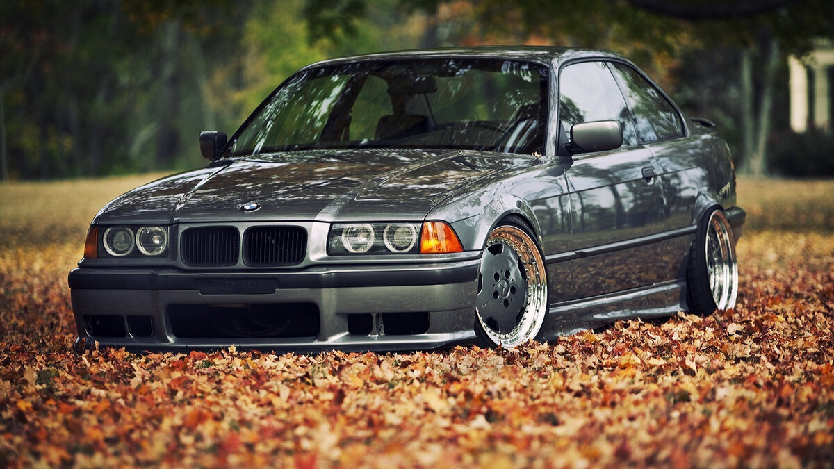 История автомобильной компании BMW насчитывает более ста лет инноваций и качества. BMW была основана в 1916 году в Германии и изначально занималась производством авиационных двигателей. Позднее компания расширила свою деятельность и начала производство мотоциклов в 1923 году.Первый автомобиль BMW был выпущен в 1928 году - это был спортивный автомобиль BMW 3/15. За годы компания стала известной своими инновационными технологиями, качественными автомобилями и узнаваемым дизайном.BMW также известна своим участием в мировых автоспортивных соревнованиях, таких как Формула-1. Модели BMW часто ассоциируются с динамичным стилем вождения и высокой производительностью.Сегодня BMW продолжает производить широкий спектр автомобилей, от спортивных седанов до роскошных кроссоверов, сохраняя свою репутацию надежного и престижного производителя автомобилей.