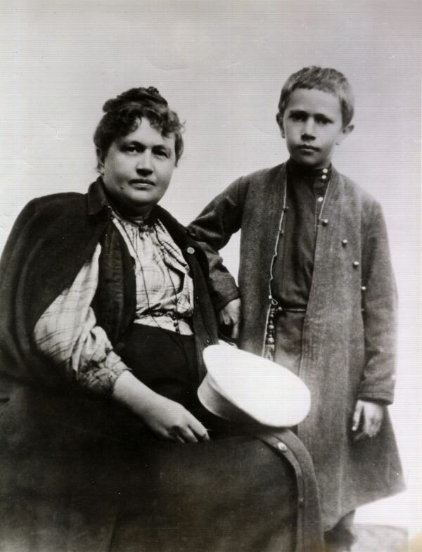 Алексей Толстой с мамой Александрой Леонтьевной Бостром. Источник: wikipedia.org