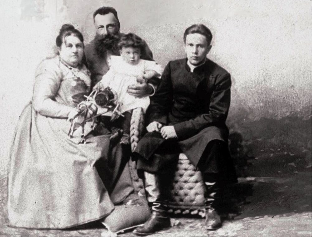 Алексей Толстой с матерью, отчимом и приёмной сестрой, 1890-е годы. Источник: godliteratury.ru