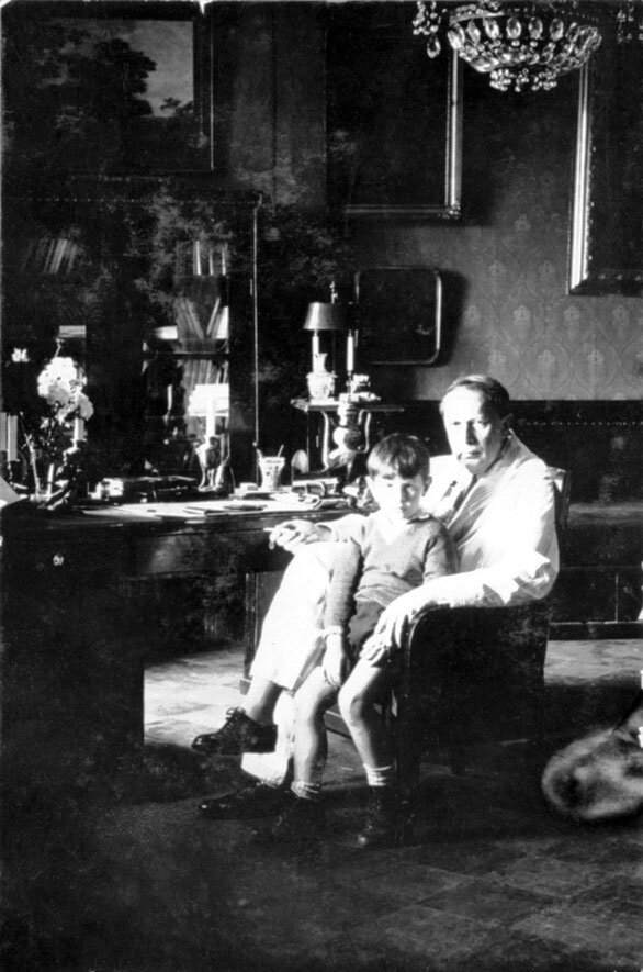 Алексей Толстой с сыном Никитой. Источник: godliteratury.ru