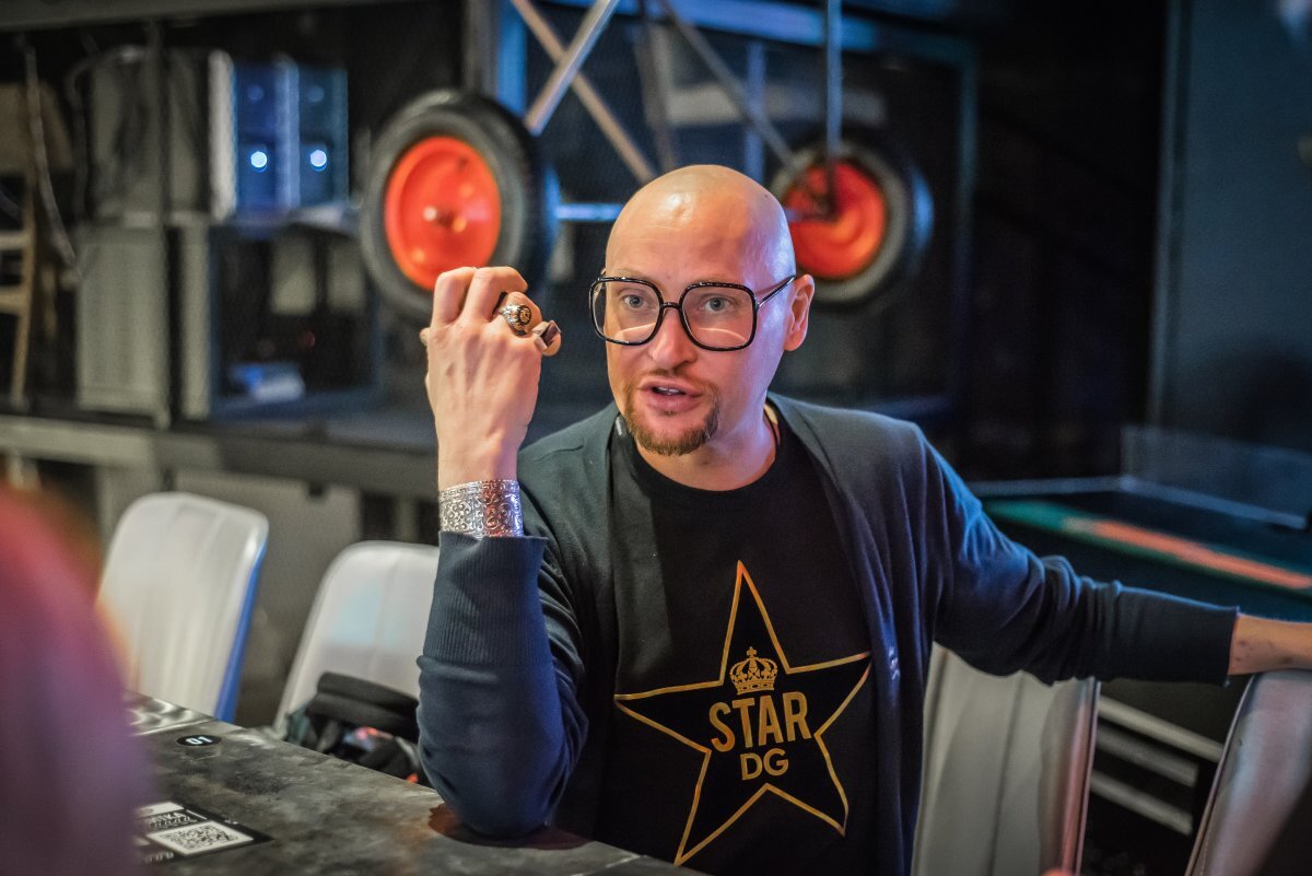    Певец из Новосибирска Шура сбежал со скандалом из эфира шоу «Это нормально»