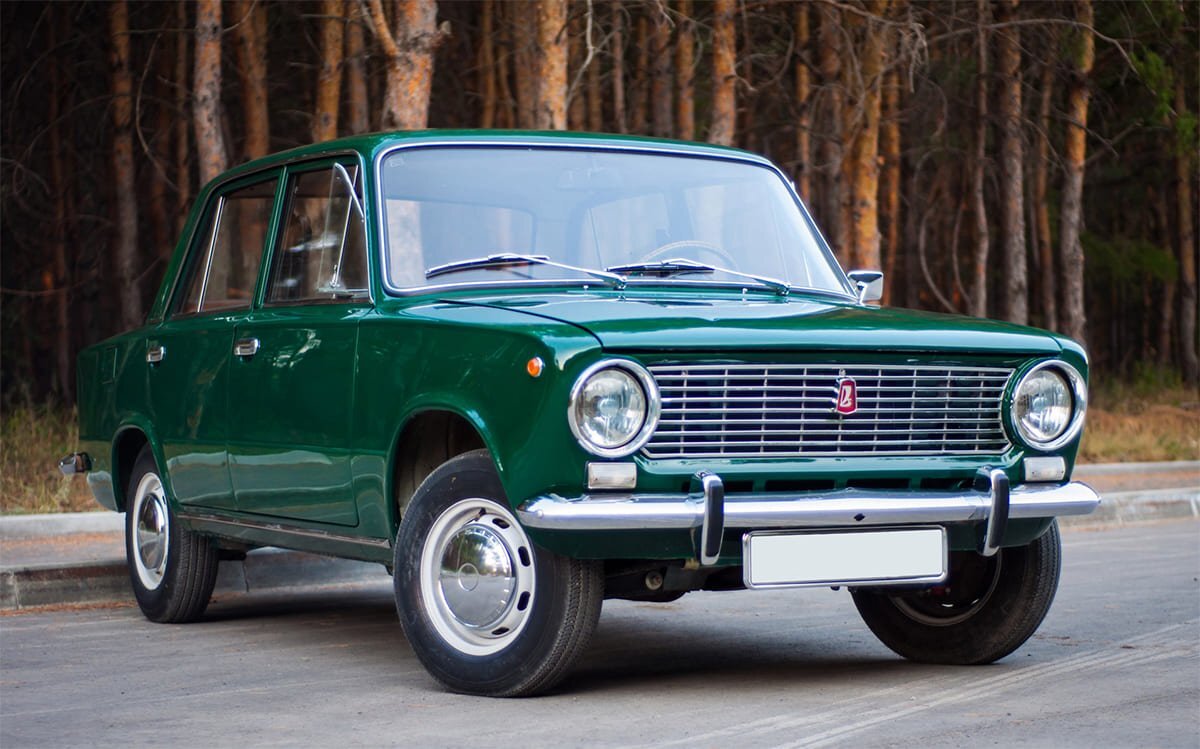  ОАО "Автомобильный завод имени Ленинского комсомола" (АвтоВАЗ) был основан в 1966 году в городе Тольятти в Тольяттинском районе Самарской области РСФСР. Этот автомобильный завод стал одним из крупнейших в Советском Союзе. Завод был создан в партнерстве с итальянской компанией Fiat и начал выпуск автомобилей под маркой Lada.Первая модель, Lada 2101 (Жигули), была выпущена в 1970 году и стала широко популярной как в Советском Союзе, так и за его пределами. В последующие годы АвтоВАЗ выпускал различные модели, включая Lada Niva, Lada Samara, Lada Kalina, Lada Priora, Lada Granta, Lada Vesta и другие.Завод пережил различные изменения и трудности в своей истории, включая периоды экономических трудностей и реформ. Тем не менее, АвтоВАЗ остается одним из ведущих автопроизводителей в России и продолжает развиваться, внедряя новые технологии и модели автомобилей.