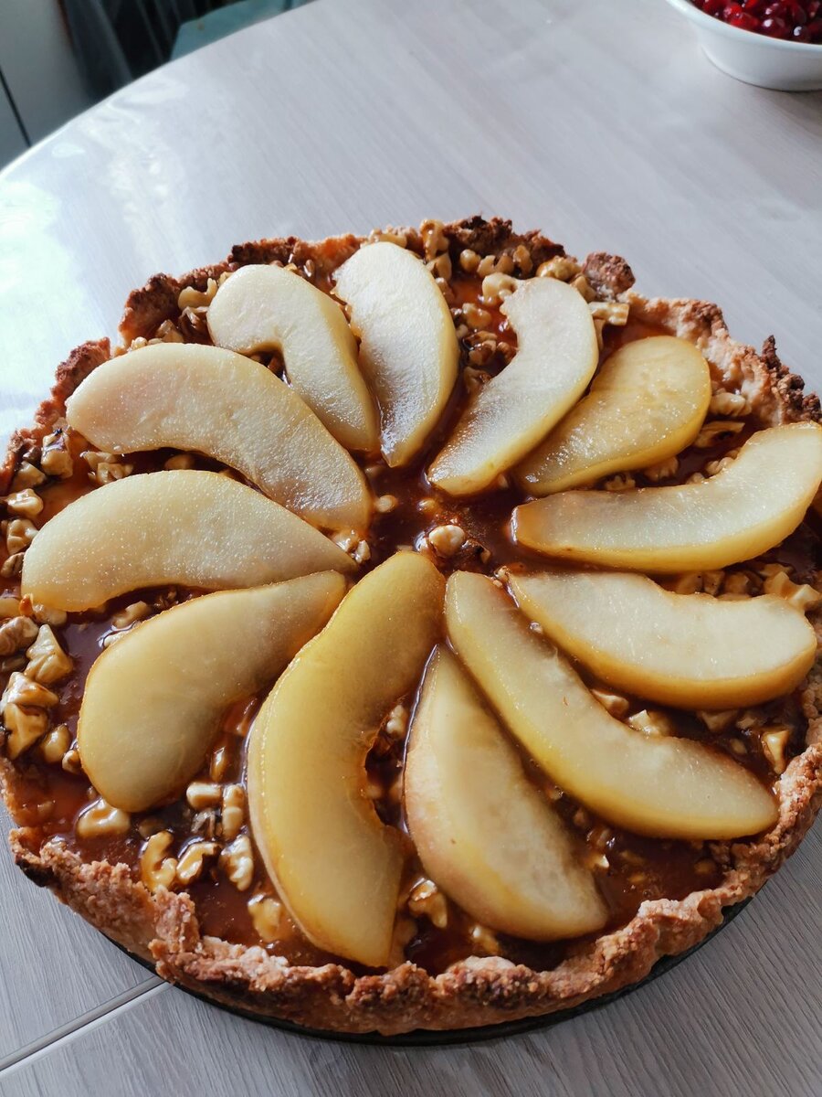 Открытый пирог с карамелью и грушами