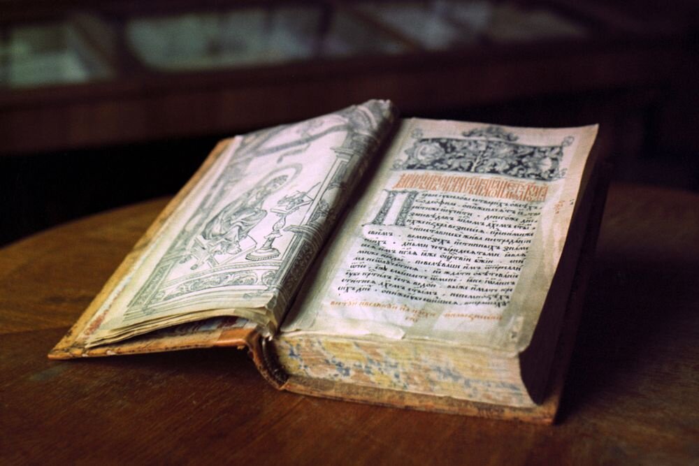    Книга первопечатника Ивана Федорова "Апостол" (1564 года) в Государственной библиотеке имени В.И.Ленина. 1973 год. / РИА Новости