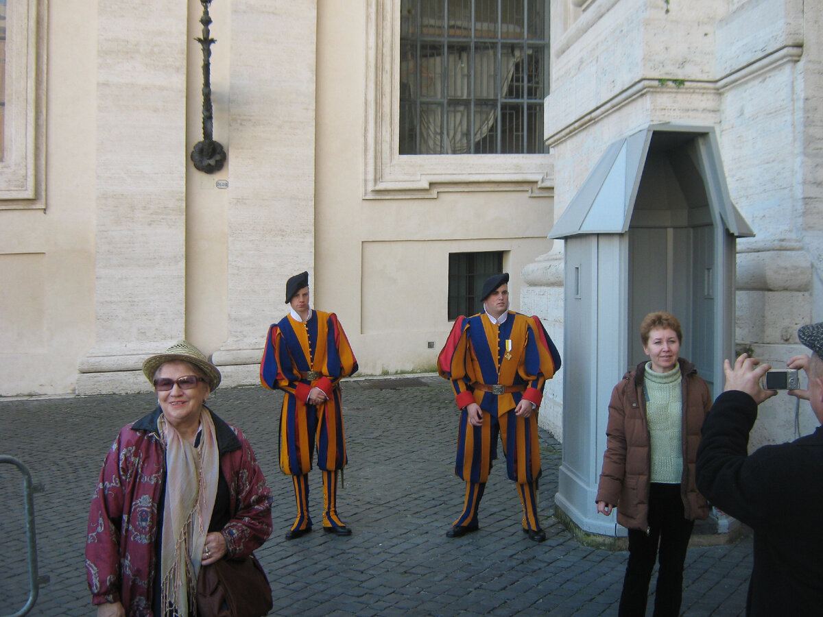 Швейцарская гвардия в забавных костюмах - защитники Ватикана. Фото автора