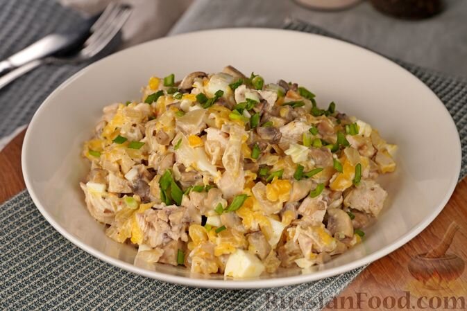 куриное филе, яйца, сыр твёрдый, шампиньоны, лук репчатый, масло подсолнечное, майонез, соль, лавровый лист, перец чёрный горошком