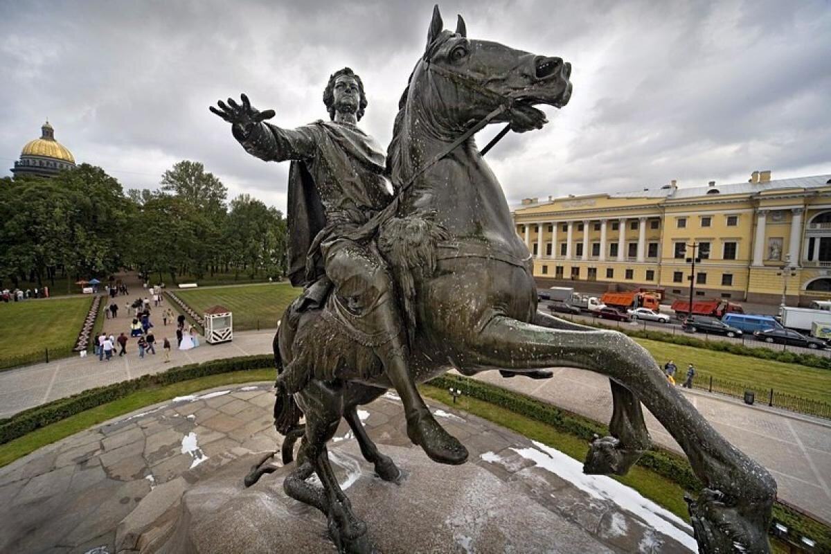 Историю памятника петру 1. Медный всадник памятник в Санкт-Петербурге. Медный всадник Петру 1 в Санкт Петербурге. Статуя Петру 1 в Петербурге медный всадник. Медный всадник памятник.