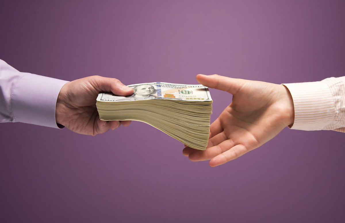 Cash who is. Передает деньги. Деньги в руках. Передача денег. Отдает деньги.
