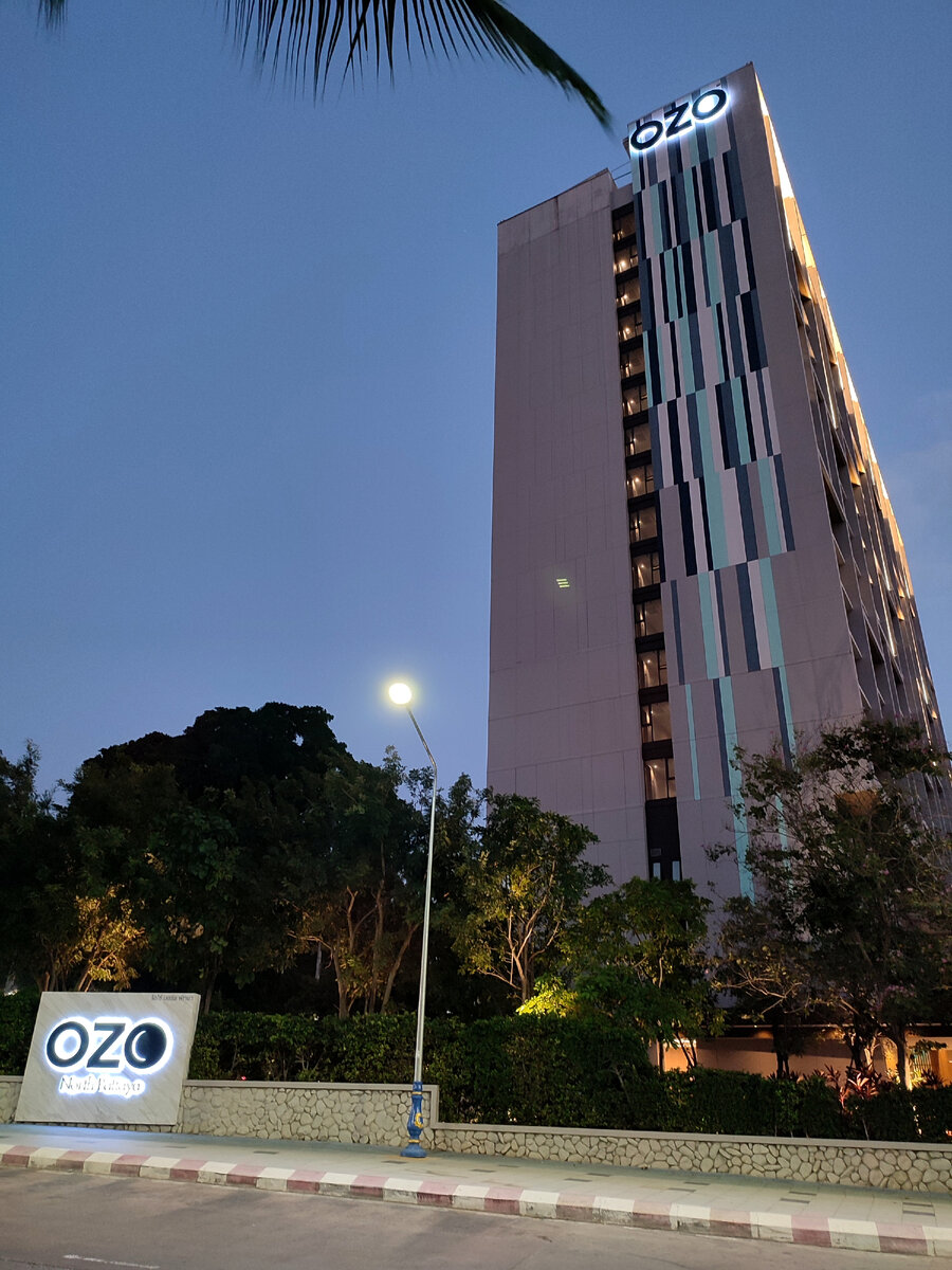 Совершенно новый отель на другой стороне Пляжной улицы