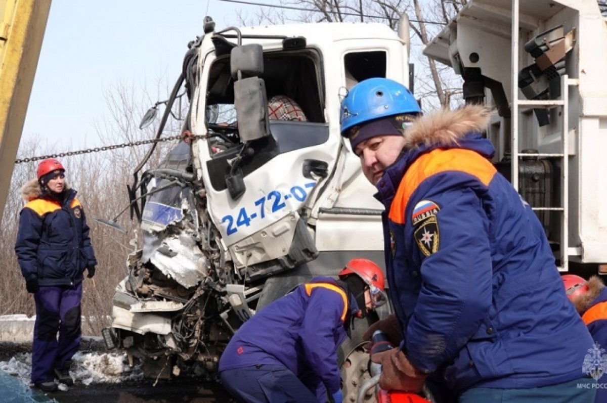    10-тонный полуприцеп с бетонными плитами врезался в самосвал в Хабаровске