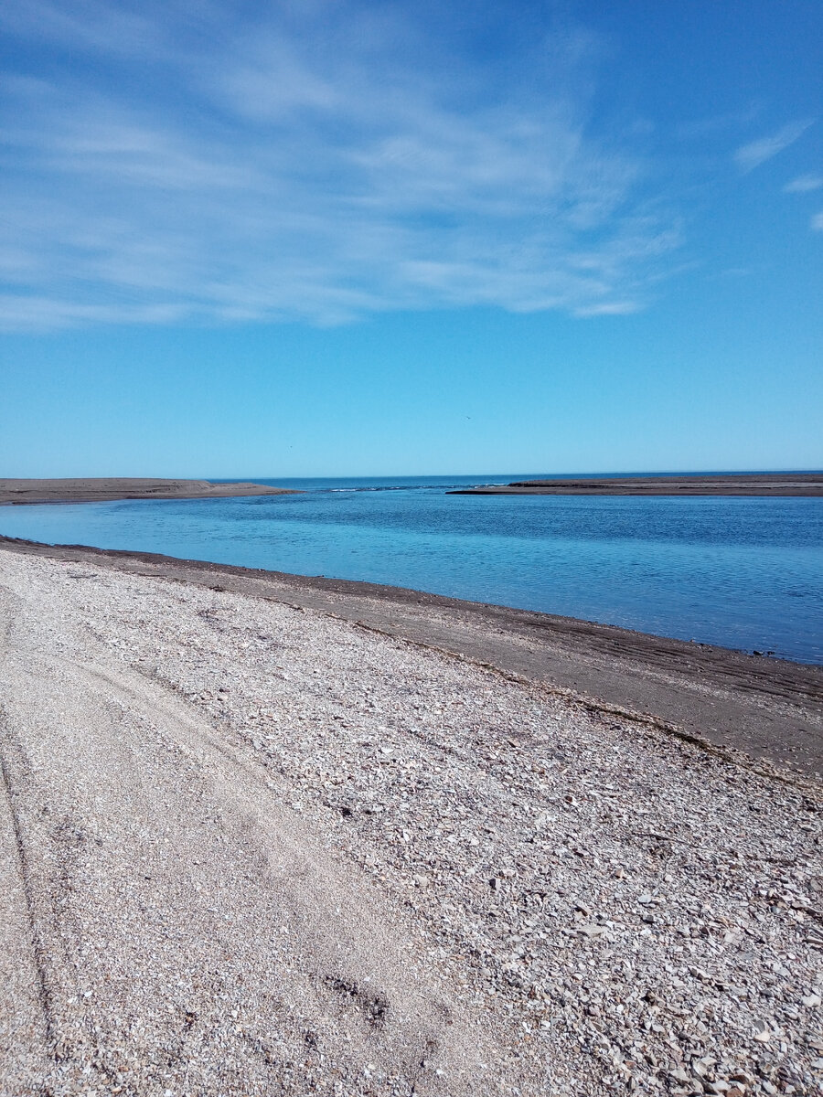 Промоина в песчаной косе.