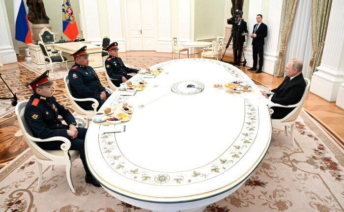 Фото: сайт президента России. Владимир Путин с Героями России Иваном Калашниковым (Бурятия), Алексеем Ивлиевым и Вячеславом Тарасовым, сентябрь 2023 года