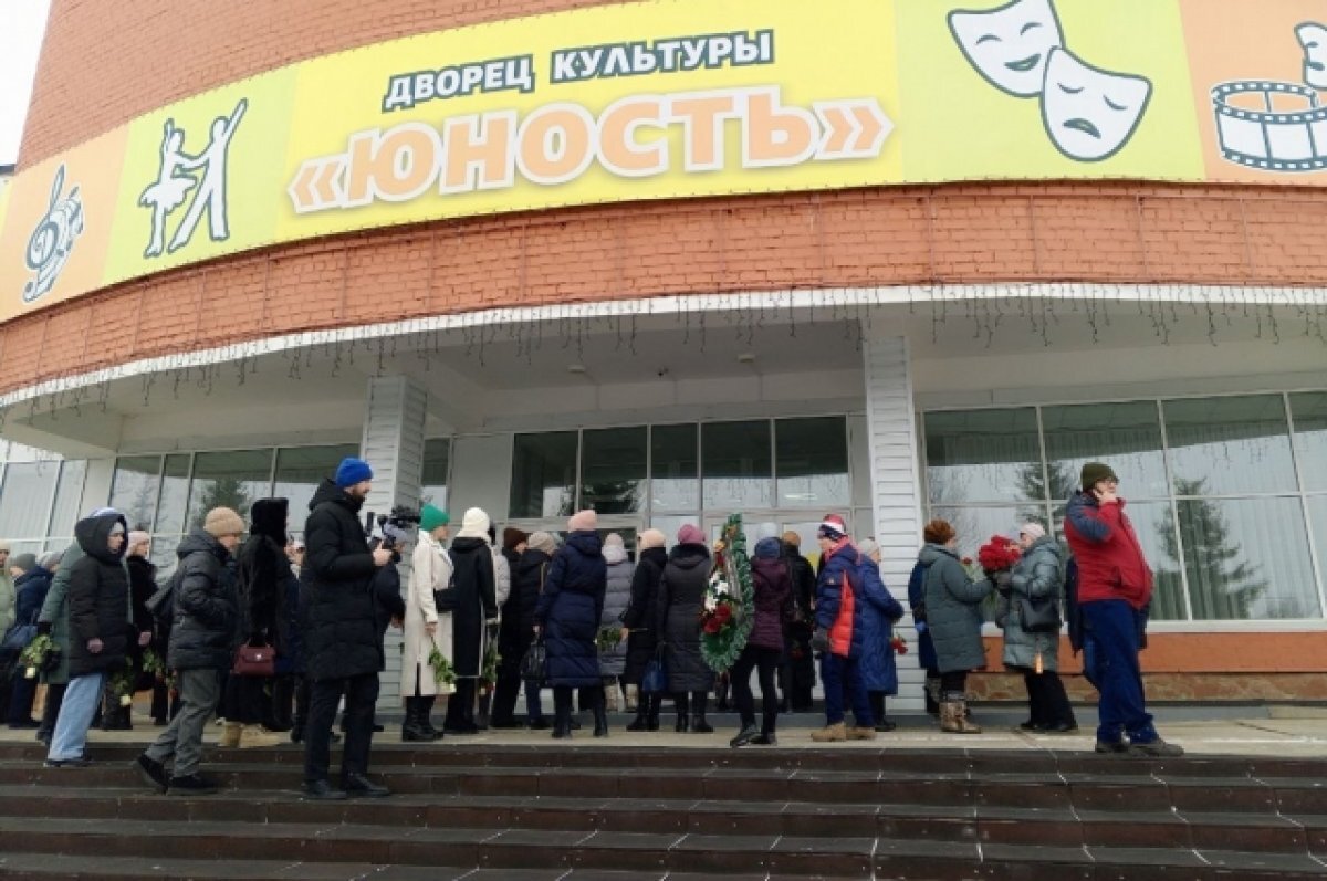    Жители города собираются в ДК.