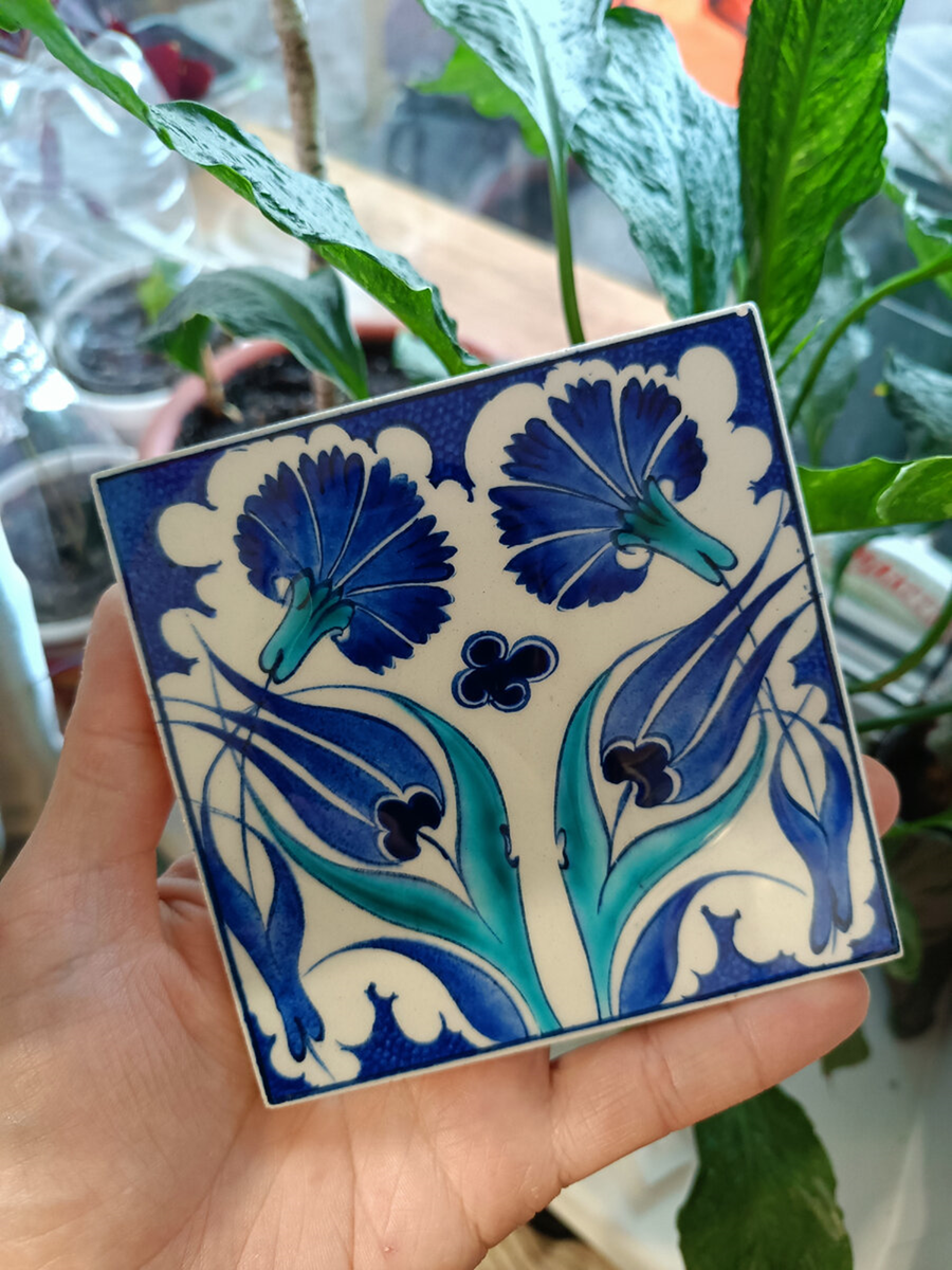 Купила в качестве сувенира изразец с изображением тюльпанов