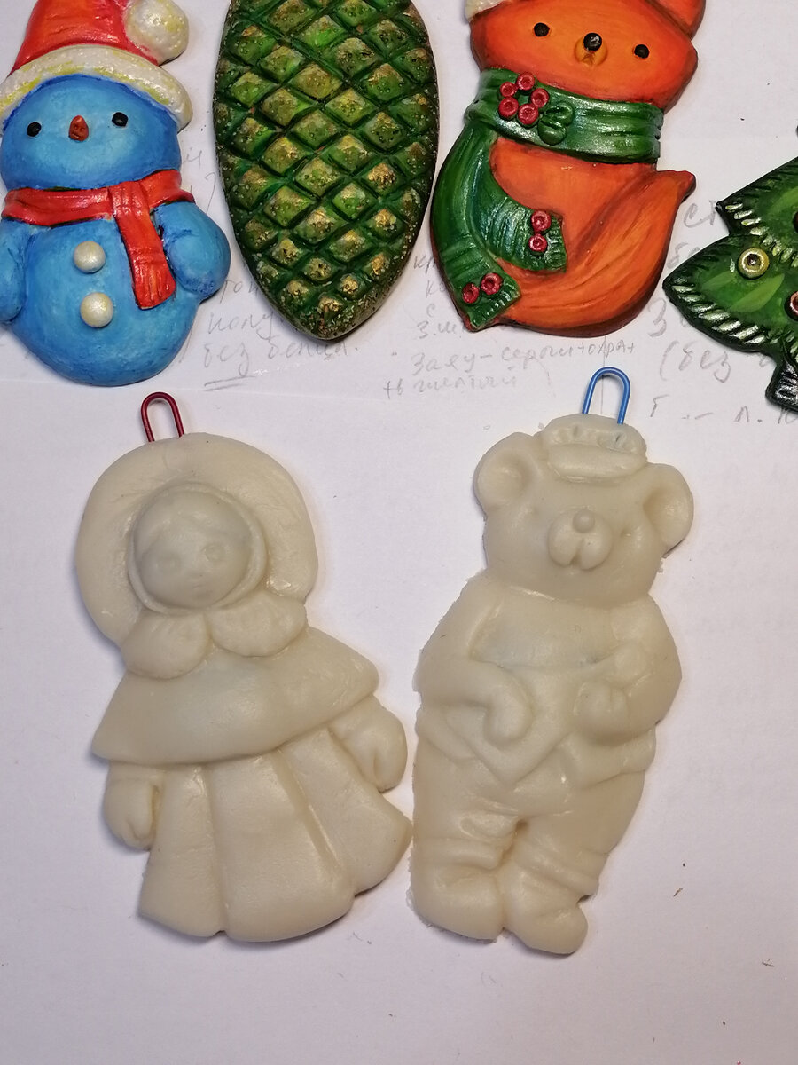 Полупрозрачная масса холодного фарфора на изделии. 