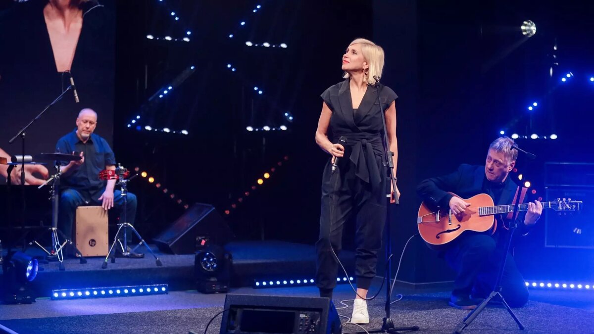     Алена Свиридова отменила свой концерт в Волгограде, который изначально намеревалась провести 3 марта. Свое решение певица объяснила в соцсетях плохим самочувствием.