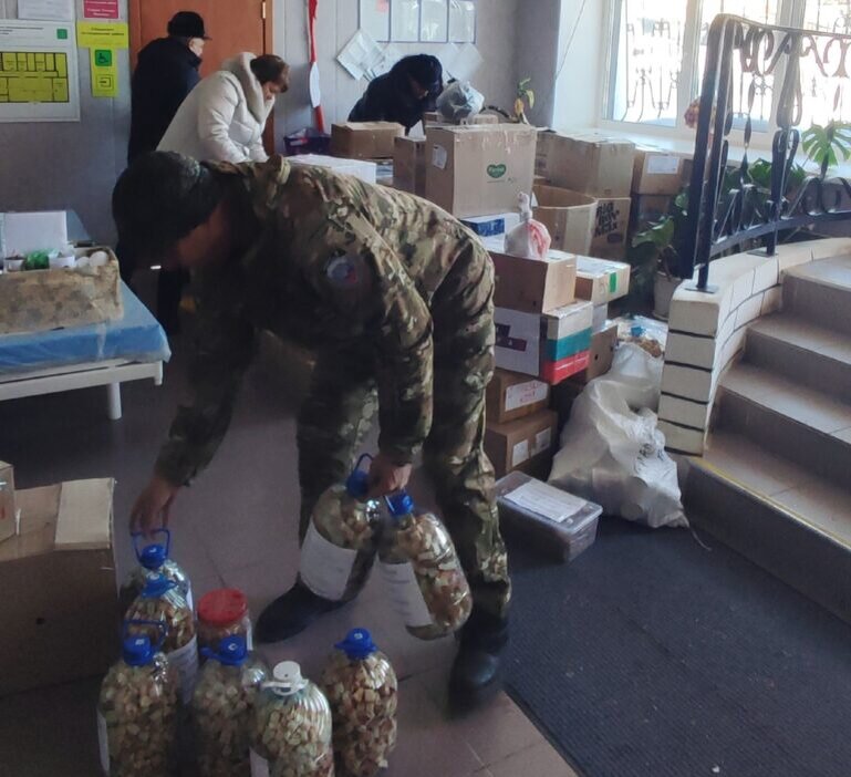    Жители Кваркенского района передали бойцам СВО продукты, масксети и окопные свечи Кристина Просвиркина