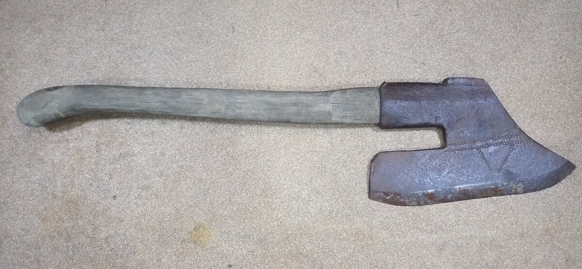 Топор "Потёс". Музей "Город", зал XVIII века.