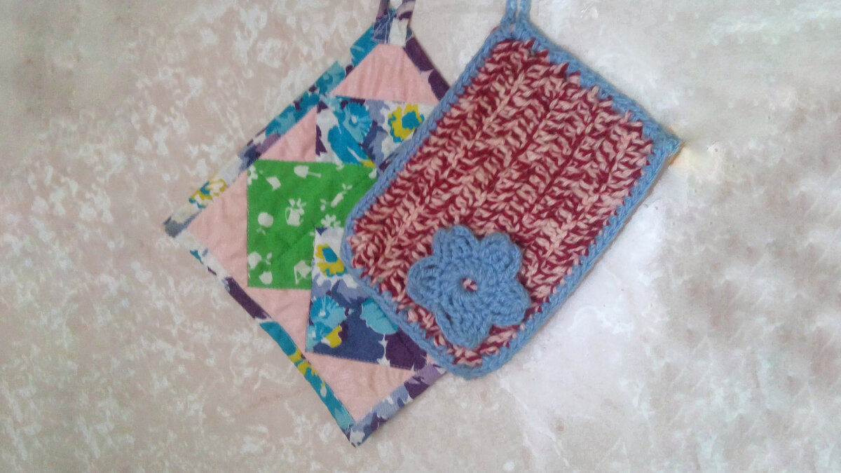 слева – сшитая прихватка на уроках труда в школе, справа – вязаная прихватка