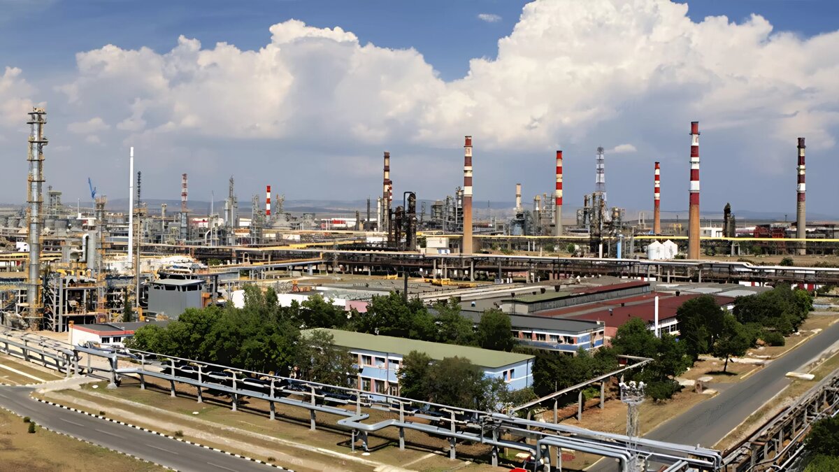     С 1 марта начинает действовать запрет на поставку российской нефти для НПЗ «ЛУКОЙЛ нефтохим Бургас» в Болгарии.