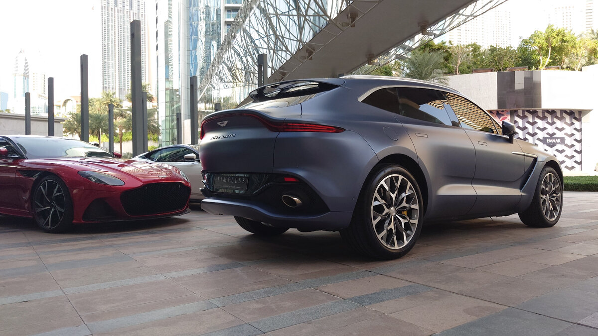 Салон Aston Martin в центре Дубая.