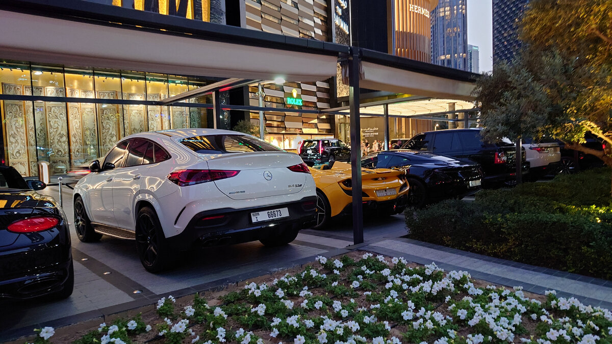 Парковка у крупнейшего в мире торгового центра Dubai Mall