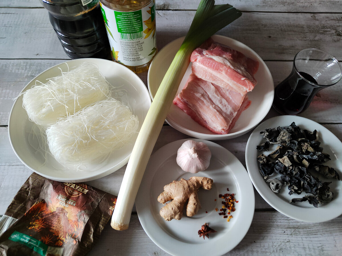 Китайцы используют грудинку вместе со шкуркой, но я её срезала, так как в моей семье шкурку не едят. 