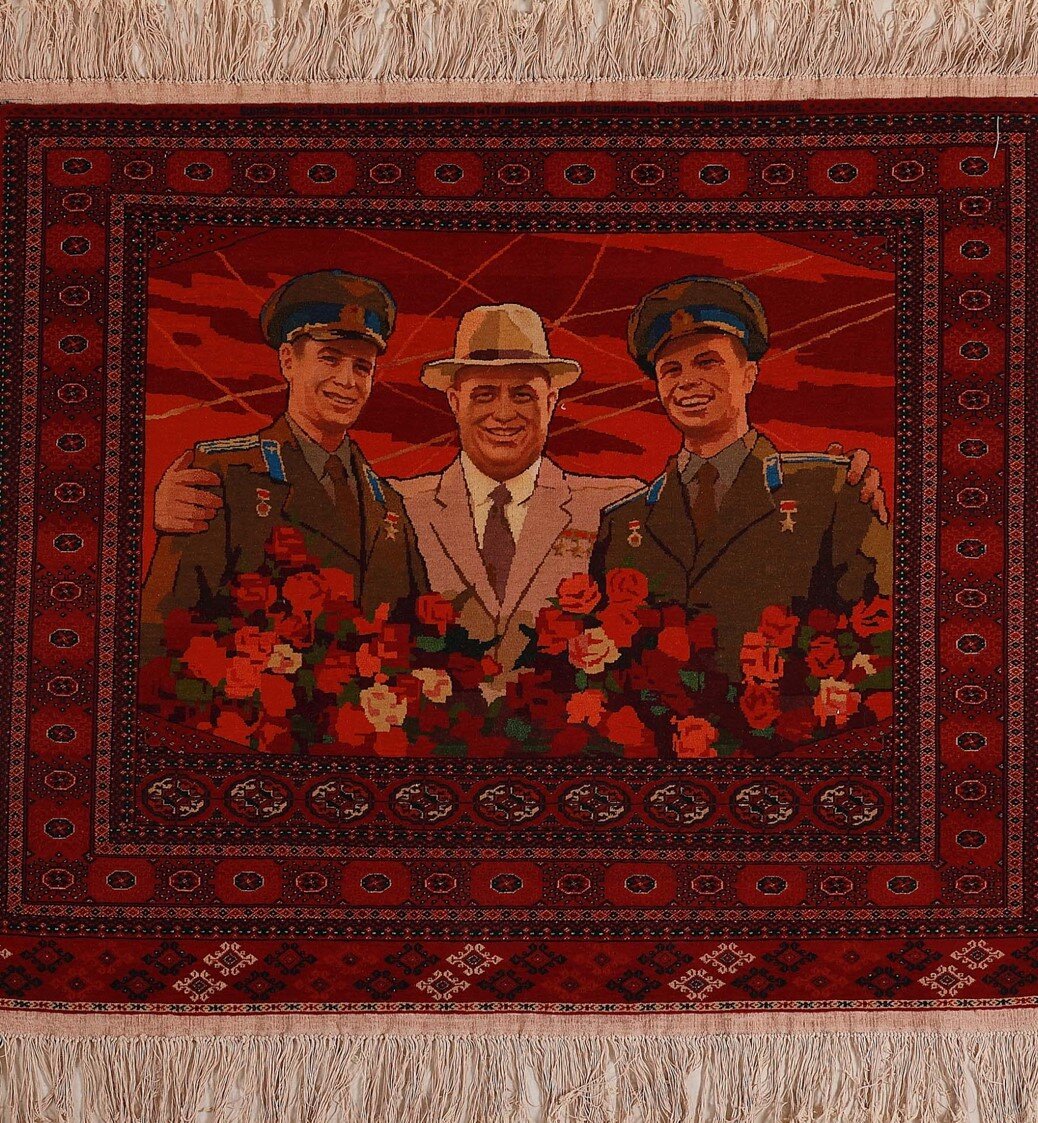Ковер «Н.С. Хрущев с первыми советскими космонавтами Ю.А. Гагариным и Г.С. Титовым» Туркменская ССР, г. Ашхабад, до 3 мая 1962 г.
Авторы эскиза: Г. Соснин, Шлей, Веджелов
Ткали: Кадырова, Мередова, Таган Мурадова