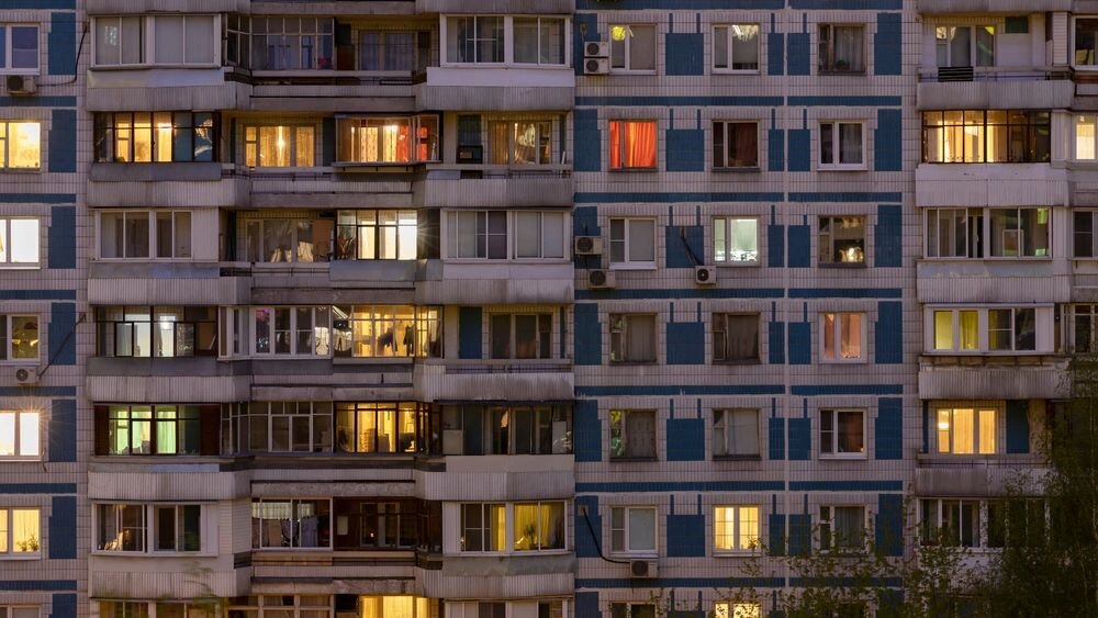 Многодетные семьи в россии. Семья на фоне жилья. Многодетная семья на фоне многоэтажки. Квартира многодетным. Теплякова фото семьи.