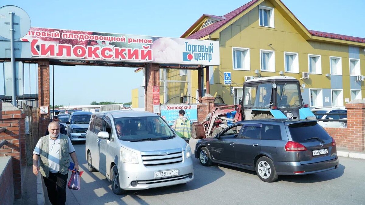 Уже на протяжении многих лет Хилокский рынок попадает в поле зрения СМИ. Нередко там проходят рейды полицейских по поиску нелегальных мигрантов. Например, в 2023 году силовики обнаружили 40 мигрантов, работающих без разрешения, а также возбудили 16 уголовных дел, однако, по словам местных, работающих иностранцев без патента от этого не уменьшилось.

