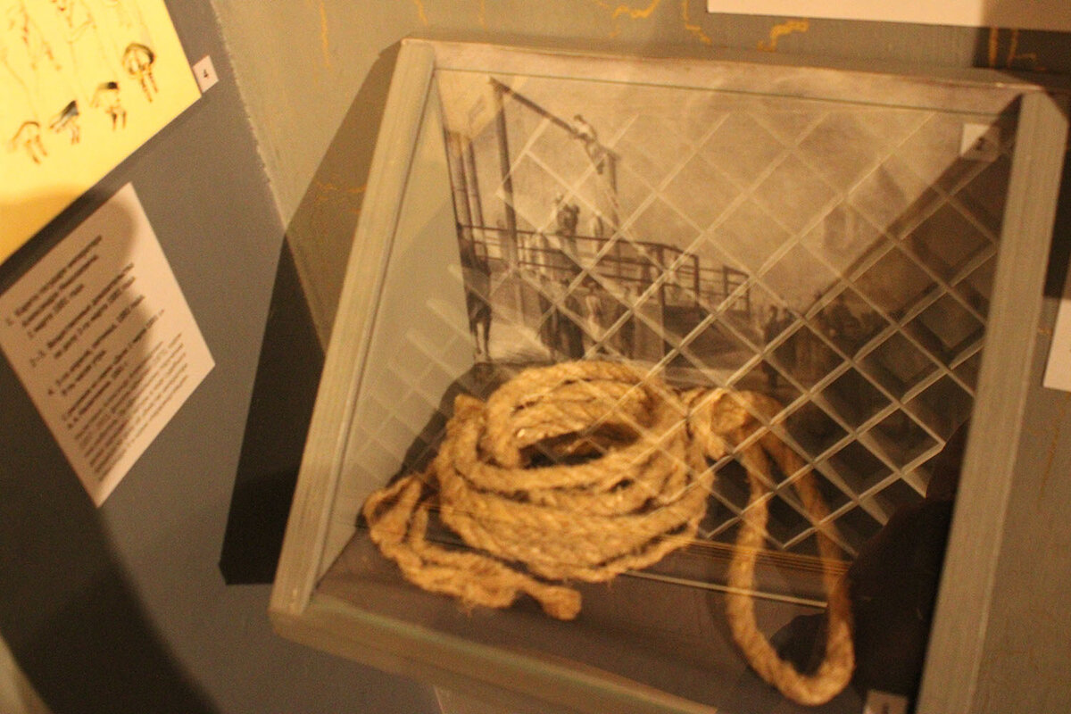 В музее так