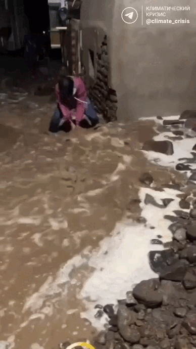 Жители пытаются пороться со стихией