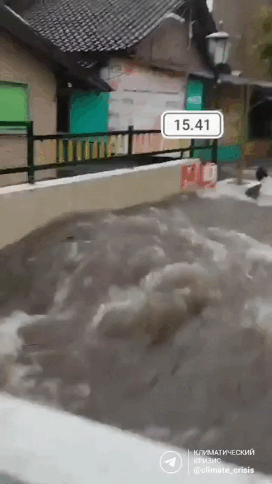 Потоки воды хлынули на улицы