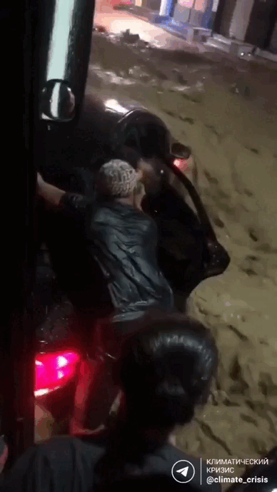 Детей чуть не смыло потоком